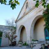 L�area � conclusa da un piccolo e grazioso edificio contraddistinto da archi murati sormontati da un frontone...